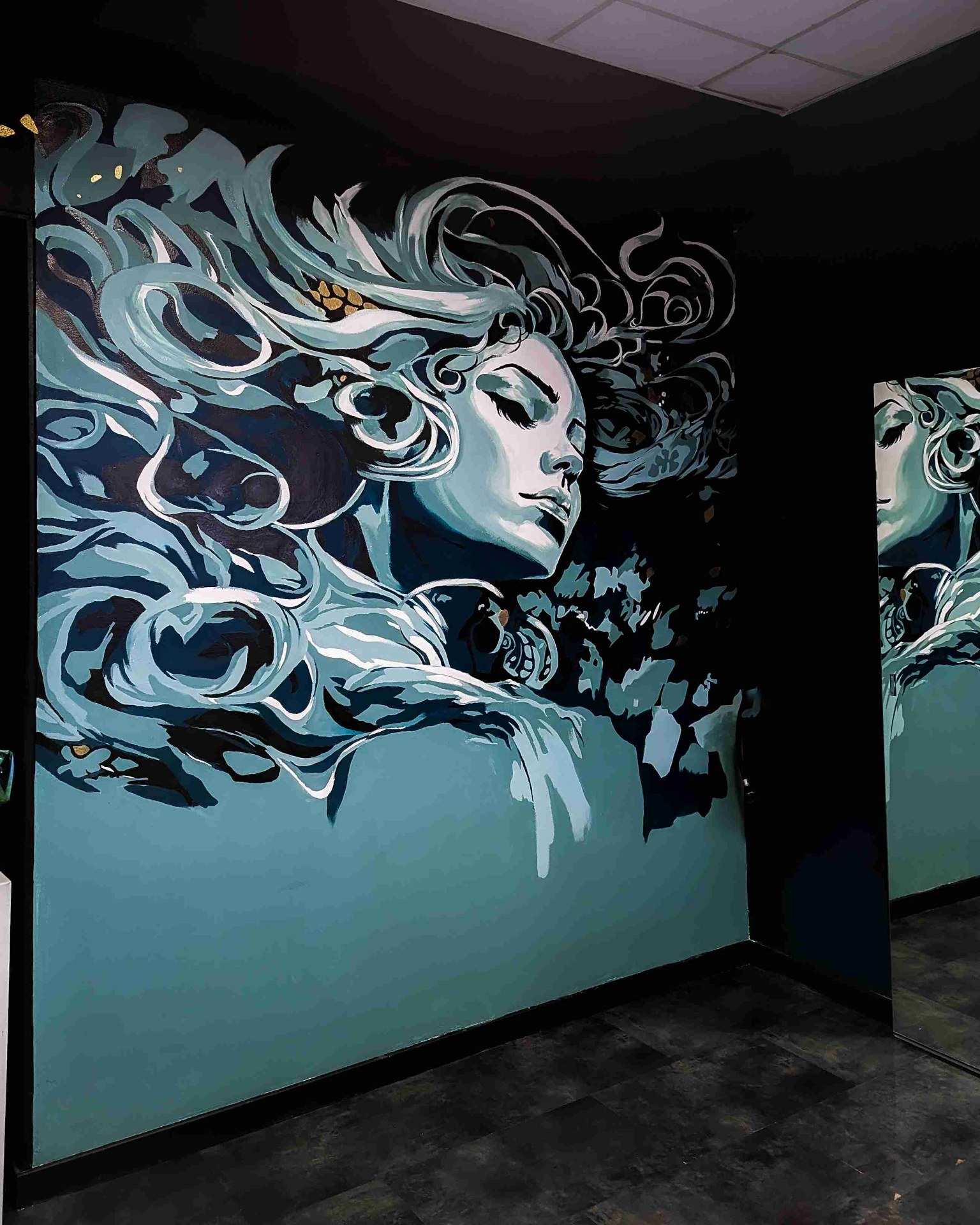 Grande fresque murale dans le studio Etheria — personnage féminin teal et noir